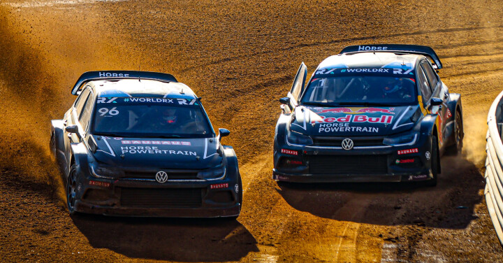 Ole Christian Veiby i tospann med sin teamkamerat Johan Kristoffersson, som på sin side sikret historiske syv VM-titler i rallycross.