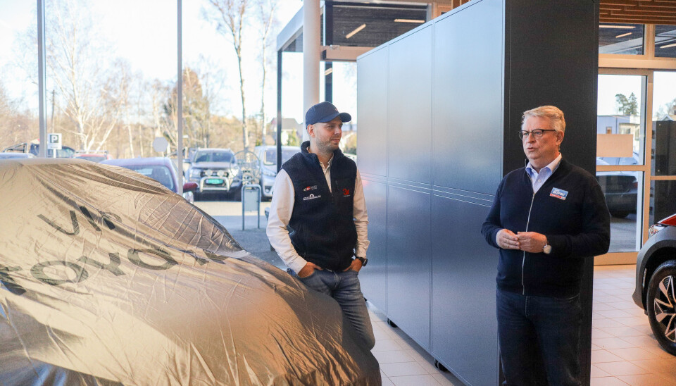 Eyvind Brynildsen og NBFs generalsekretær Hallgeir Raknerud rett før avdukingen.