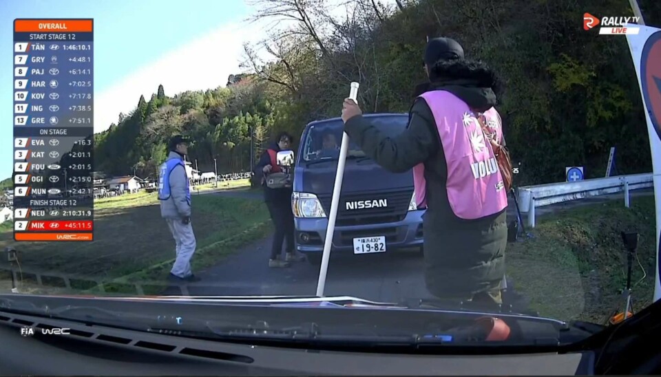 Rally.tv har tatt ned sendingen fra SS12 i Rally Japan, men dette skjermbildet viser den absurde situasjonen før start - og arrangøren fikk ikke med seg denne hendelsen før kartleser Scott Martin rapporterte umiddelbart til teamet sitt.