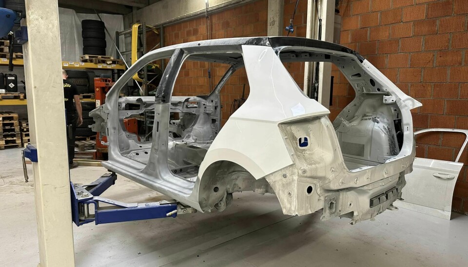 Her er karosseriet av en Skoda Fabia som Herbjørn Haug og hans team har startet på, en bil de skal jobbe godt med over vinteren for å ha klar til sesongstarten på Lånkebanen i mai.
