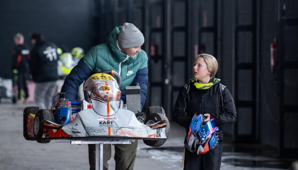 Selv om det meste egentlig handler om datteren Jenny sin gokartsatsing, så er det vanskelig for pappa Tommy selv å holde seg unna karten. Sammen med 14 andre nordmenn ble det en vellykket sesongavslutning i Spania denne helgen.