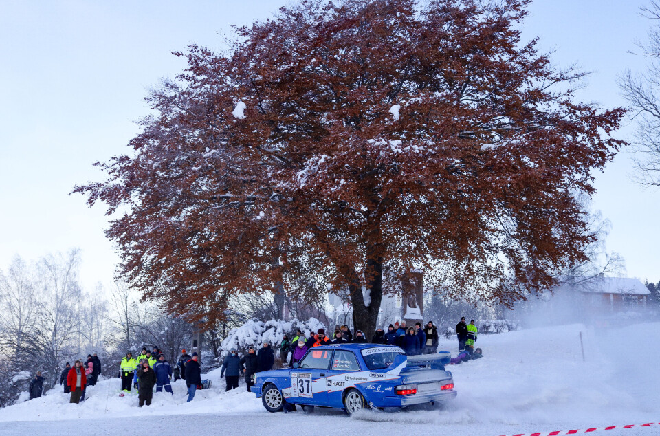 Om du har en motorsterk Volvo eller en lettvekter av en R2-bil spiller ikke lenger noen rolle når NM-poengene skal deles ut i klassen for eldre tohjulsdrevne rallybiler, her illustrert ved Ib Vegard Andersen under Sigdalsrally for snart et år siden.