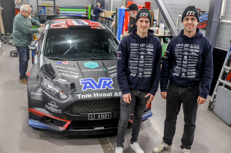 Petter Sæves Waskass (høyre) og kartleser Henrik Ørmen Johannessen er bare dager unna å sette i gang en mangeårig guttedrøm innenfor bilsportkarrieren deres.