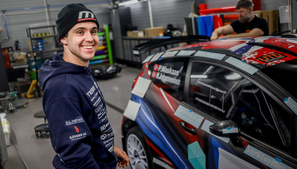 Petter Sæves Waskaas kan stolte vise fram doningen som skal brukes i 2025-sesongen i Rally-NM, hvor han får prøve seg i toppklassen for aller første gang.