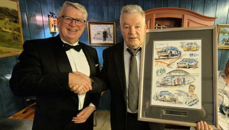 Generaltsekretær i Norges Bilsportforbund, Hallgeir Raknerud, overrakte en eksklusiv tegning til Martin Schanche som en hyllest på hans 80-årsdag første nyttårsdag.