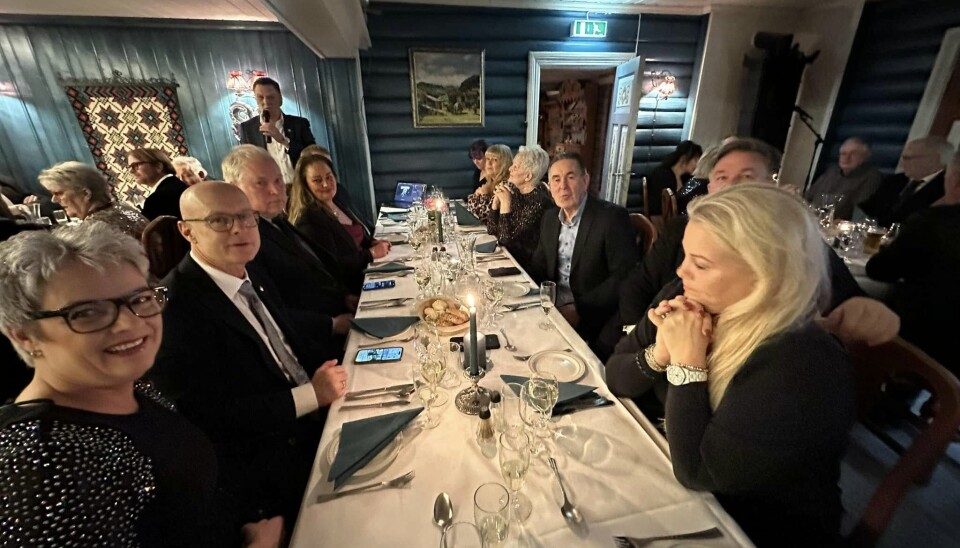 Totalt 63 gjester reiste til Golsfjellet for å feire Martin Schanche, mange av dem av prominent bilsportart. Ved bordet her ser vi blant annet Tommy Rustad med sin kone Lisbeth på bord sammen med blant annet Eivind Opland og Henning Solberg med kona Maud. I bakgrunn snakker festkomitéleder Bjørn Skogstad, og også Petter Solberg kan skimtes til venstre i bildet.