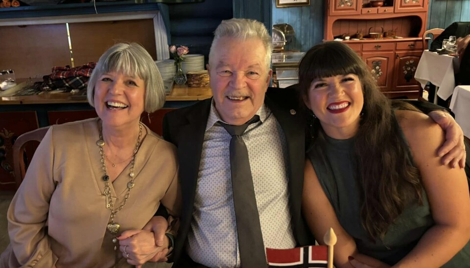 Martin Schanche, flankert av kona Birgit og datteren Melissa. Sammen med sin nærmeste familie og venner ble han møtt med et storstilt korps på over 60 personer til bursdagssang og overraskelsesfest på Golsfjellet. Til Parc Fermé forteller Martin nå om kjøreturen han virkelig ikke skjønte noe av.