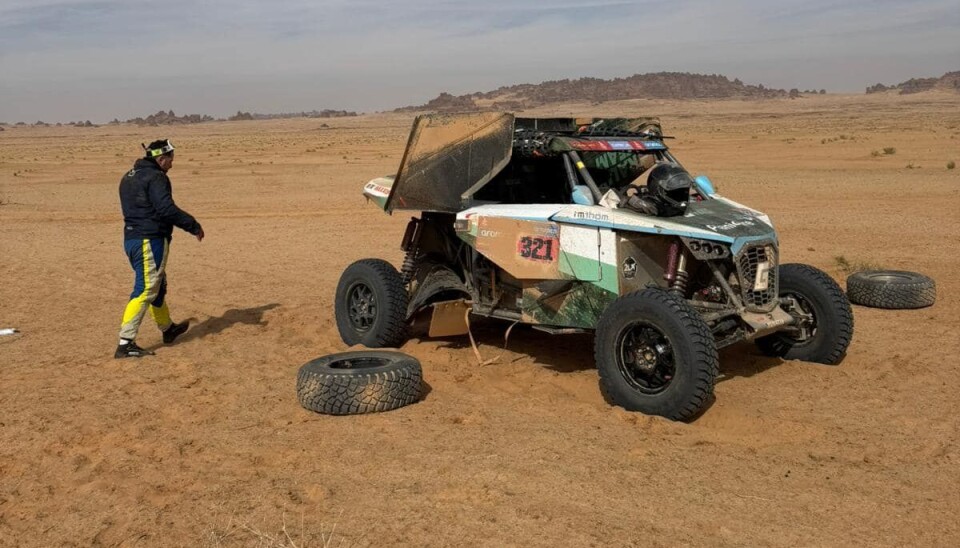 Carneiro/Fløene venter på assistanse etter et sprukket oljerør.