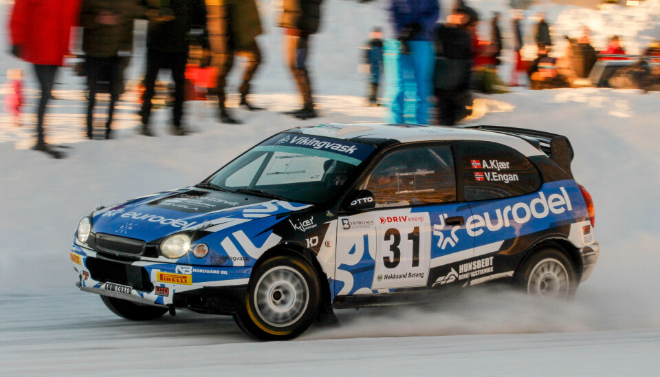 Anders Kjær og kartleser Veronica Engan inne på publikumsteappen i Vikersund.. Å kjøre med navnet «Otto» på sidespeilet hadde en helt spesiell betydning for ham i inngangen på denne sesongen.