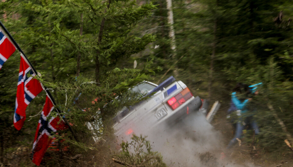 Denne hendelsen fra Hurumsprinten er snart ni år gammel, og ble den gang betraktet som en arrangørskandale. Opptil flere personer var bokstavelig talt centimetere fra å bli meid ned, men utrolig nok slapp publikum unna med sjokk og skrammer fra flyvende busker. Men dette er en hendelse som eksemplifiserer hvordan elektronisk varsling kunne unngått denne hendelsen, uavhengig av de ytre faktorene. Sist helg kunne det igjen gått fryktelig galt - som igjen har startet en ny diskusjon om elektronisk varsling i rallybiler.