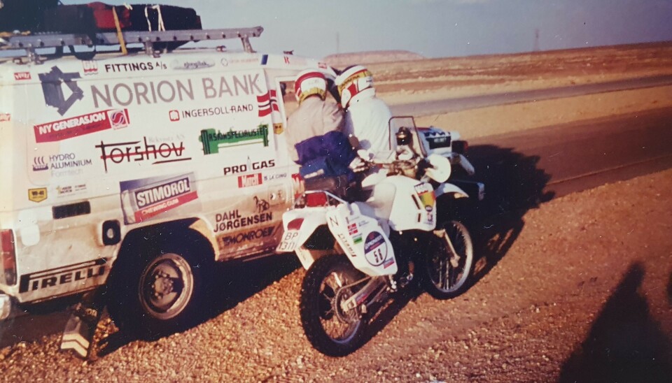 Kommunikasjon mellom motorsyklister og følgebil er essensielt under Paris - Dakar.