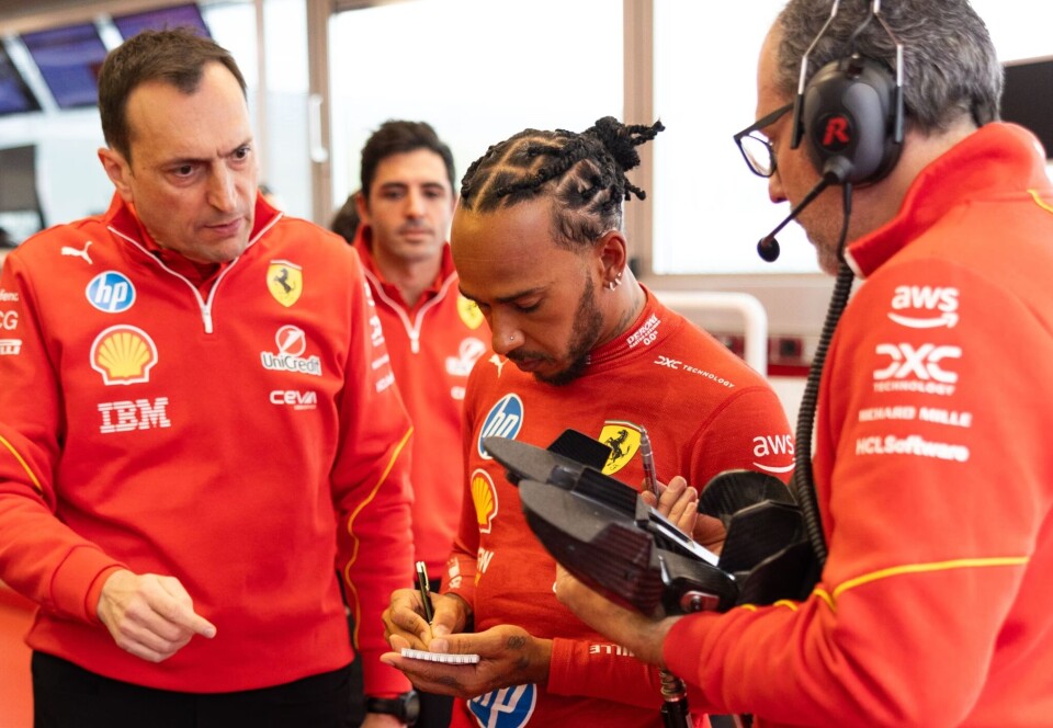 Hamilton i gang med å gi feedback etter sine første runder for Ferrari.