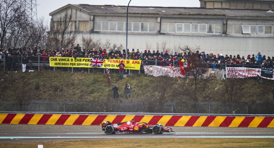 Store mengder fans hadde funnet veien til Fiarano for å følge Hamilton.