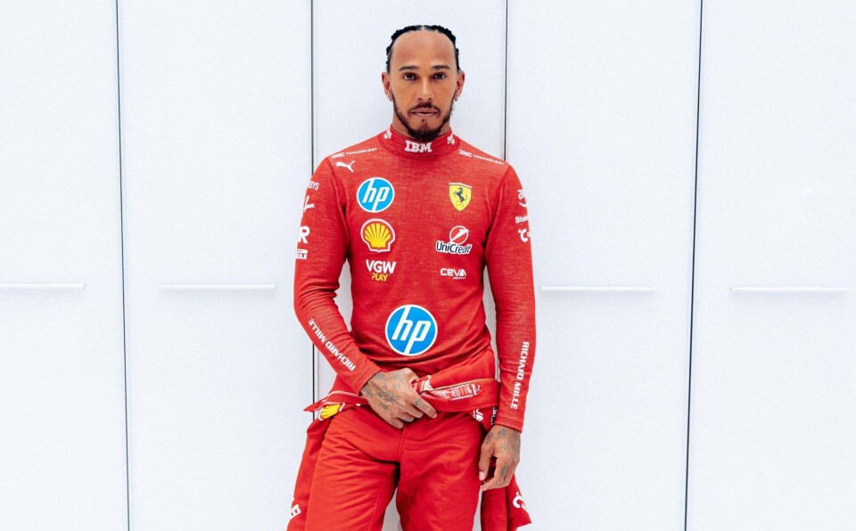 Lewis Hamilton i rødt. Fortsatt er dette et uvant syn for mange.
