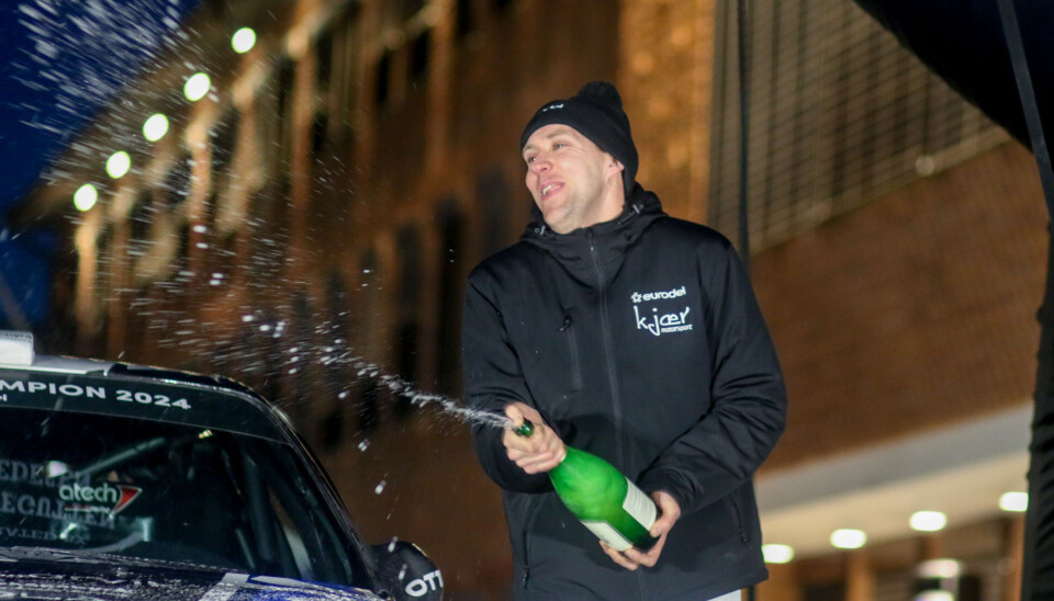 Anders Kjær fra målrampa foran Kongsvinger Rådhus for å feire to av to strake NM-seire i år. Nå utelukker han ikke muligheten for å måle krefter med sin Toyota Corolla utenlands.