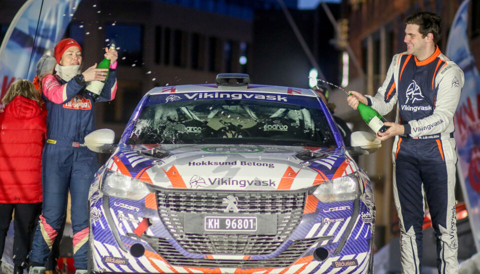 Herman Lie-Nilsen og Thea Turvoll Lien kunne sprette champagnen på Kongsvinger Rådhus og juble etter en solid innsats på krevende finnskogsveier lørdag.
