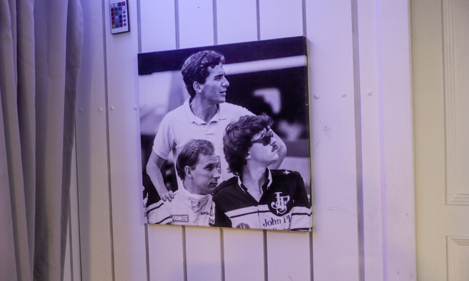 Mario Hyttens karriere preger hans hjem. Dette er et av flere bilder av hans venn Ayrton Senna som pryder veggene. Hytten selv er nede til venstre på bildet.