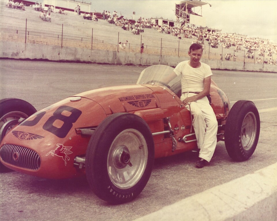 Carl Forberg under forberedelsene til løp på Darlington Raceway i 1951.