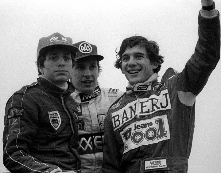 Dette er pallen i britisk Formel 3 på Thruxton i 1983. Til venstre står Martin Brundle. Til høyre står Ayrton Senna. I midten - Mario Hytten. Du kan gjerne kalle han nordmann. Men sine skandinaviske aner har han bevisst holdt i skjul i sin aktive og suksessrike bilsportkarriere. Nå kan Parc Fermé avsløre et unikt stykke bilsporthistorie som absolutt har en sterk link til Norge.