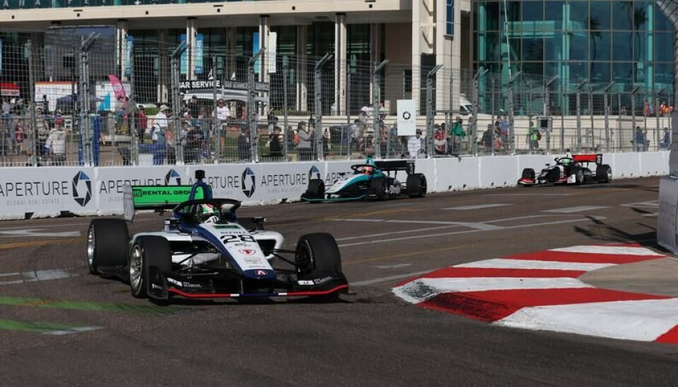 Dennis Hauger har hittil hatt stålkontroll i gatene i St. Petersburg i Florida. Samtidig har vi nå også rukket å bli litt mer kjent med hvem han har med å gjøre denne sesongen.