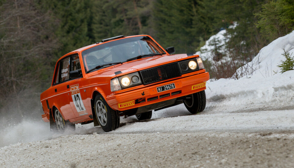Denne Volvoen, her rattet av Kim Anders Nyhus fra Rally Hadeland i 2022, har fått ny eier og står nå som registrert og klar for rally.
