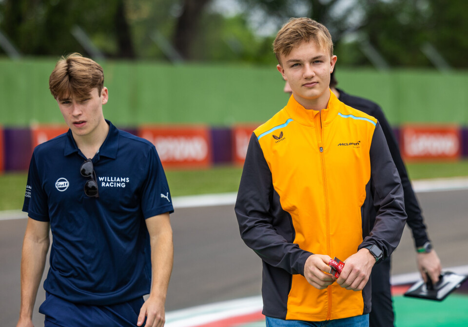 Martinius Stenshorne og fjorårets teamkamerat Luke Browning. Nå skal Williams-junioren fortsette karrieren i Formel 2, mens Stenshorne har tatt hans plass i teamet.