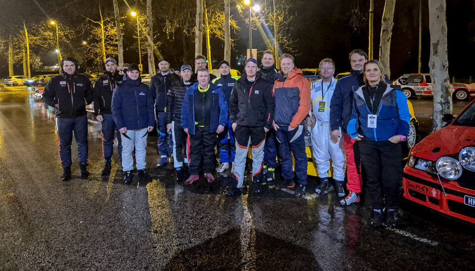 Stor delegasjon fra Norge, klar for å ta Spania med storm denne helgen. Fra venstre Jonas Hvambsal Eriksen, Kristian Hvambsal Eriksen, Mads Ola Stensbøl, Henrik Aarstad, Ole Morten Korsmo, Lars Martin Stensbøl, Roy Sverre Tangen, Rune Eilertsen, Arne Martin Lundhaug, Richard Haget, Vegard Myrli, Svein Tore Løvhøiden, Martin Nygård og Tina Jeanette Olsen. Christian Sagli og Andreas Hvambsahl var ikke til stede da bildet ble tatt.