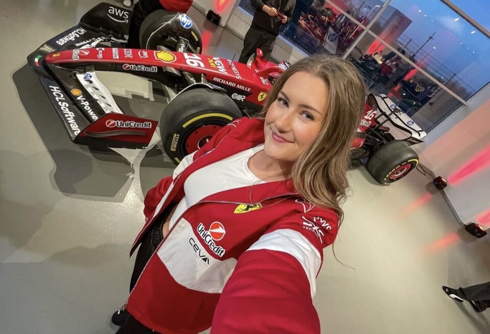 Trine Kleiveland følger Formel 1-sirkuset sammen med over 90.000 Instagram-følgere. Her hos Ferrari like før sesongstart.
