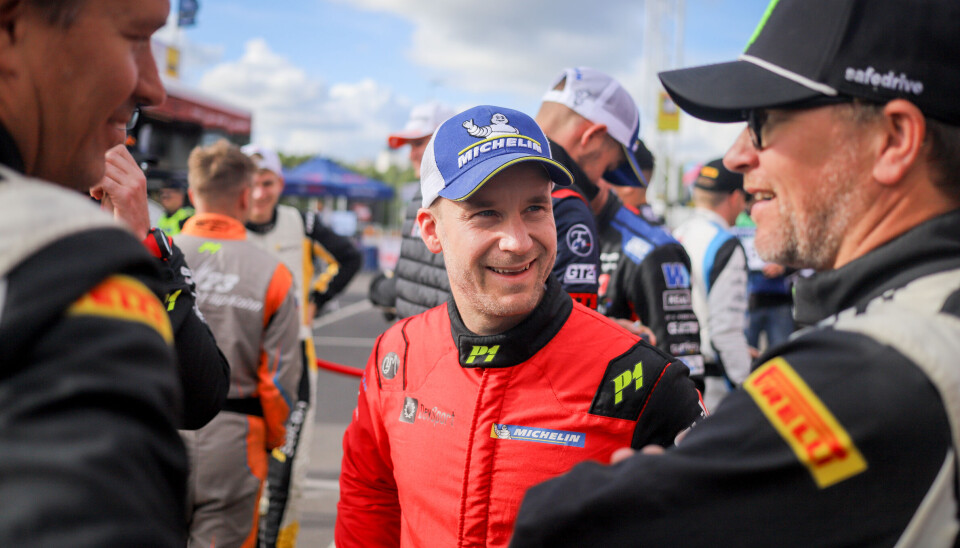 Mads Østberg, her fra Royal Rally i fjor med Jonas Andersson og Petter Solberg før startseremonien i Karlstad. Nå er det klart at Østberg fortsetter fullt EM-program, og med det får vi se ham i Royal Rally igjen.