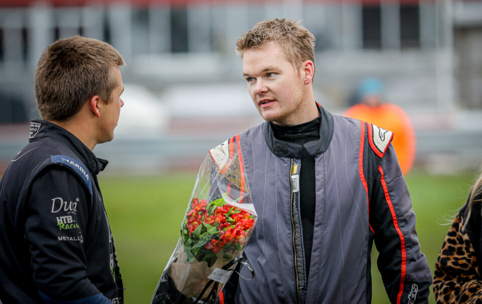 Simen Engsvik, her fra NM-finalen på Momarken i fjor hvor han gratulerer Emil Sivesind med NM-gullet.