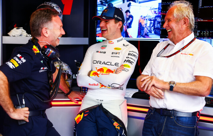 GOD STEMNING: Det var bare smil å spore i Abu Dhabi i fjor, men hvor lenge varer den gode stemningen mellom Christian Horner, Max Verstappen og Helmut Marko? Kanskje kommer det an på hvor bra Yuki Tsunoda gjør det.