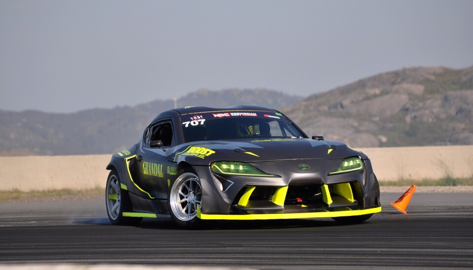 Simen Olsen satser nå i verdens tøffeste driftingserie med sin egenutviklede Toyota Supra. Her fra NM-finalen på Sokndal i fjor, men det er tilsvarende bil han nå skal benytte seg av i Formula Drift, framfor et stort millionsatsende amerikansk team han har kjørt for