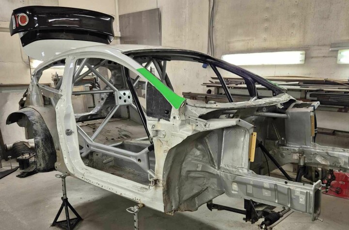 Daniel Holten har plukket ned bilen til lillebror Åsmund, og gjør klar for å dytte inn en 3-liters sugemotor.