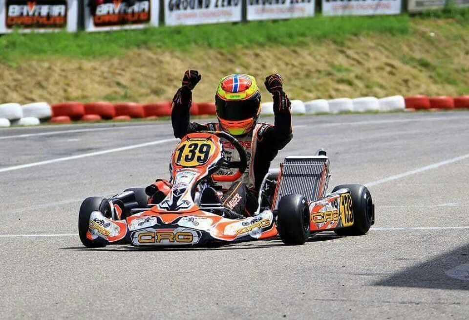 Dennis Hauger feirer en av mange triumfer i gokart.