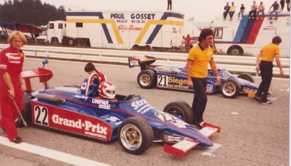 Allen Berg under et Formel-3 løp for Eddie Jordan Racing, med Jordan selv synlig ved venstre framhjul.