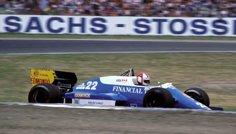 Allen Berg i sin Osella-doning i velkjente Sachs-kurve på Hockenheim. 12. plassen her skulle bli hans beste enkeltresultat i Formel 1 på de få forsøkene han fikk.