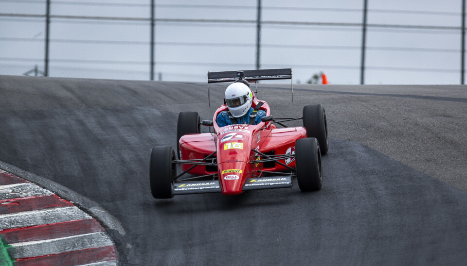 Allen Berg startet kjøreskole i 2007, her fra velkjente Corkscrew på Laguna Seca i California.