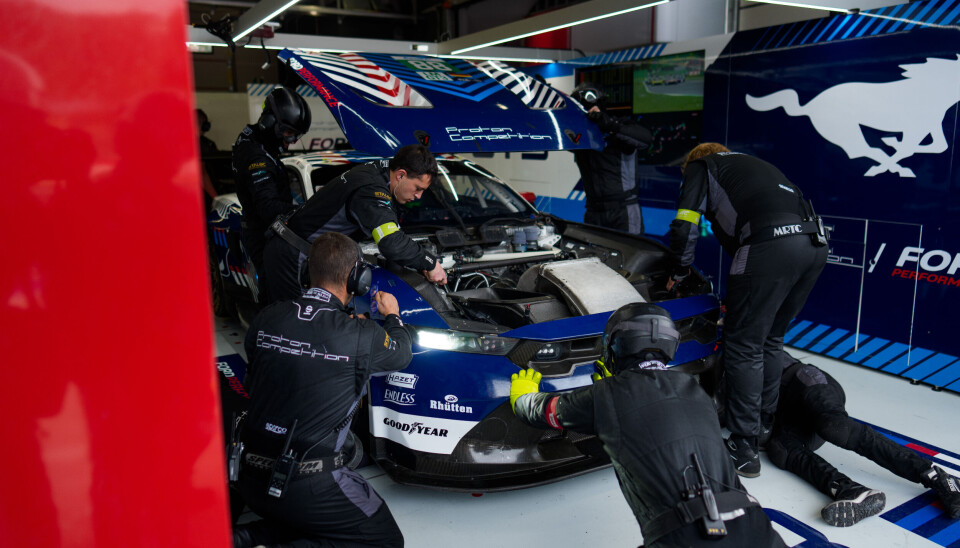 Dennis Olsens bil måtte inn i garasjen for å skifte frontparti etter sammenstøt med en Ferrari. Det kostet dem mer enn to runder.