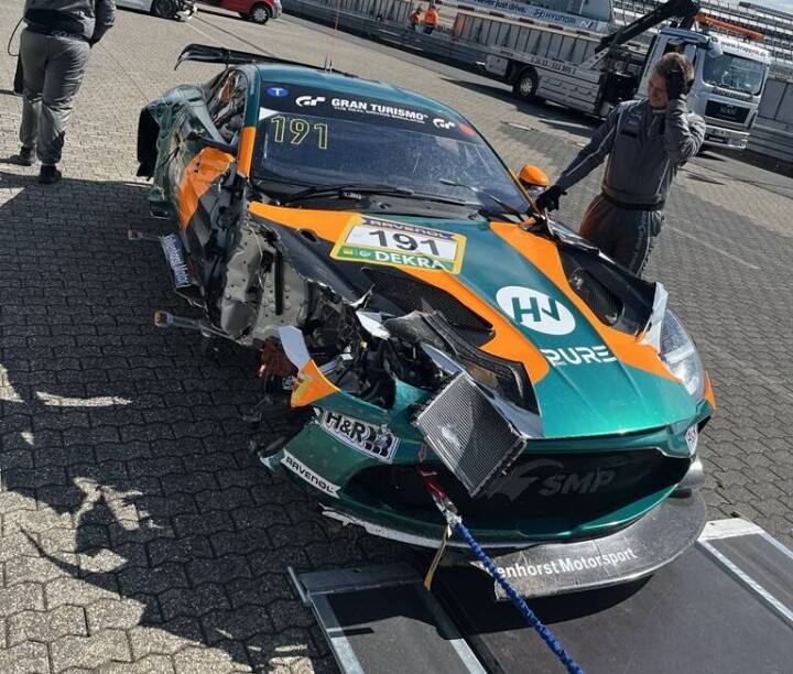 Slik så bilen til Niklas E. Abrahamsen og Walkenhorst Motorsport ut etter kjempesmellen lørdag.