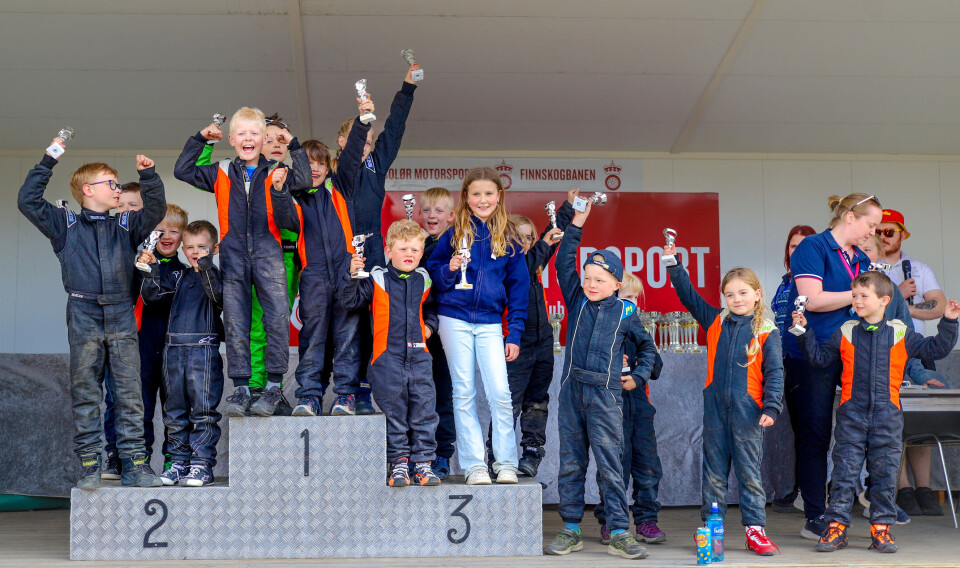 Denne gjengen kjørte Mini på Finnskogbanen i 2024. Skrur vi klokka ett år fram så har noen rykket opp, noen har blitt - men først og fremst har denne gjengen bare blitt enda større til årets sesongstart.