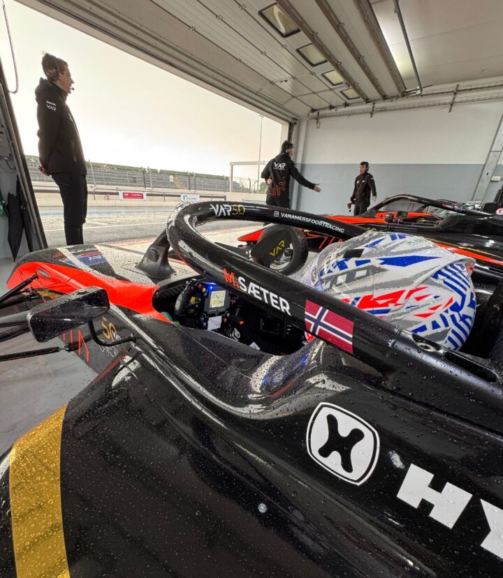 Marcus Ahlmann Sæter trives i Formel 4-bilen.