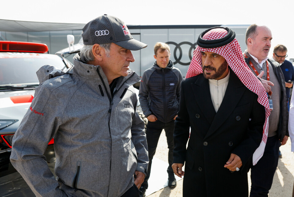Carlos Sainz sr. og Mohamed Ben Sulayem under Dakar Rally i 2023. I bakgrunn Mattias Ekström og nylig avgåtte visepresident Robert Ried.