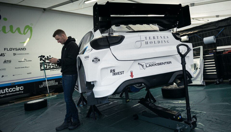 Andreas Bakkerud har ankommet Lånkebanen, og manges øyne er rettet mot bergenseren. Selv ser han stort på hele startfeltet som er med å prege Rallycross-NM - ikke bare hans egen klasse.