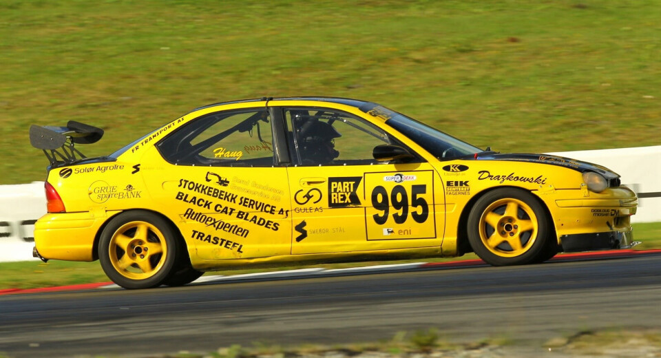 Dette er bilen som nå er i Thomas Grøndal-Eeles sine hender, en Chrysler Neon, som blant annet tok NM-gull i 2020 med Herbjørn Haug ved roret.