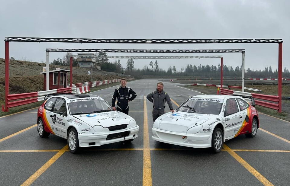 Gutta krutt fra Trøgstad er klare. Fredrik Kviserud i en lånt Toyota Corolla fra Børre Håkelia, mens Børres sønn Espen fortsetter som før i sin smått ikoniske Citroën Xsara. Nå skal de få måle krefter med flere av Norges aller beste rallycrossførere i moderne tid.