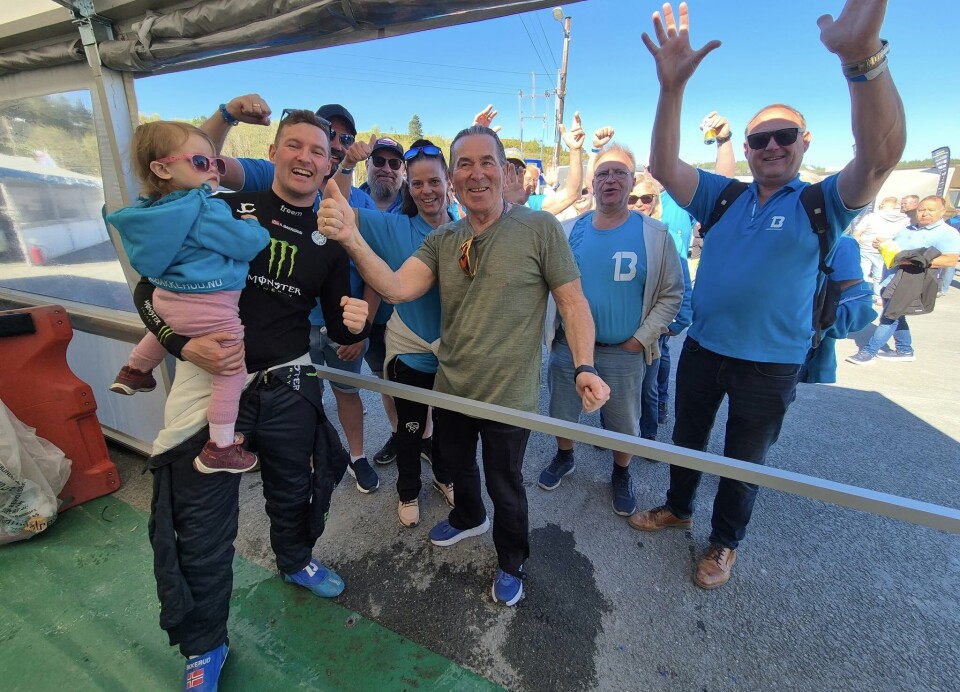 Det er ikke noe nytt at Andreas Bakkerud har mange fans. Og en av dem som støttet opp om Norges største rallycrossprofil er Trøndelags store rallycrossønn, nemlig Eivind Opland.