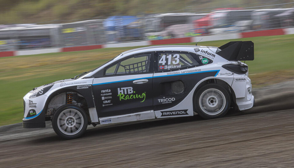 Friskmeldt eller ei. Andreas Bakkerud nybygde Ford Puma har nå en seiersprosent på 100 i Rallycross-NM. For å sitere den norske suksessfilmen Flåklypa Grand Prix: «Ingen dårlig start for en som pusler med hjemmeindustri».