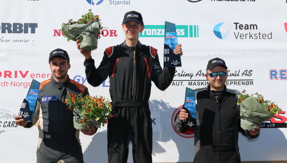 Det var unge Markus Skomedal som endelig tok sin første A-finale-seier i Supernasjonal klasse 2 i Rallycross-NM. Her flankert med Per Magne Svardal og Roar Presthus.