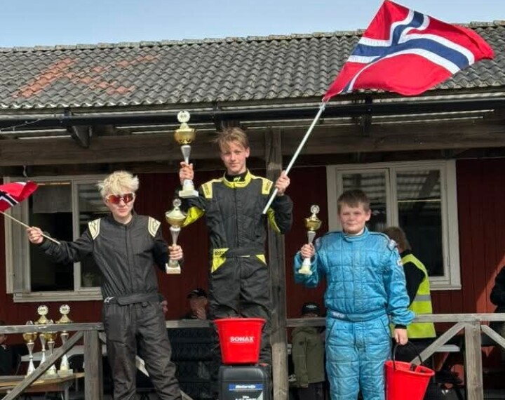 Ekstra stort flagg til ære for både Norge og Håkon Jacobsen Lund i Klasse 2. Oscar Gjellum sørget for norsk overvekt på seierspallen i Nyköping.