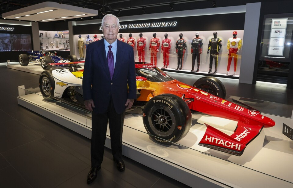 Roger Penske poserer foran Josef Newgardens vinnerbil fra fjorårets Indy 500 på museet på Indianapolis Motor Speedway. Her har mange nå vært innom for å dokumentere delen som ble brukt på denne bilen også i fjor.